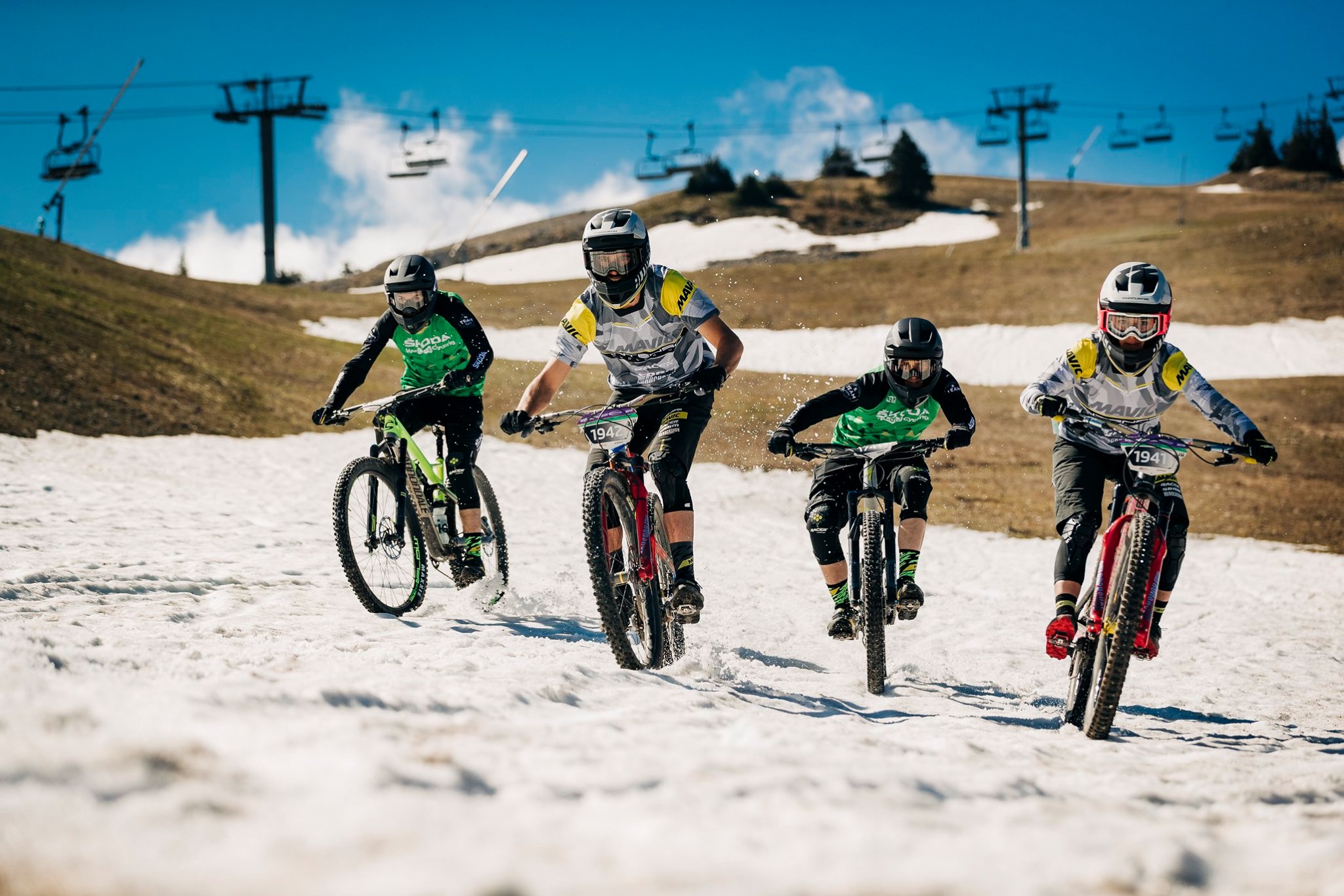 2 AMATEURS PARTICIPENT À DES ÉVÈNEMENTS VTT AVEC KILIAN BRON ET ISABEAU COURDURIER