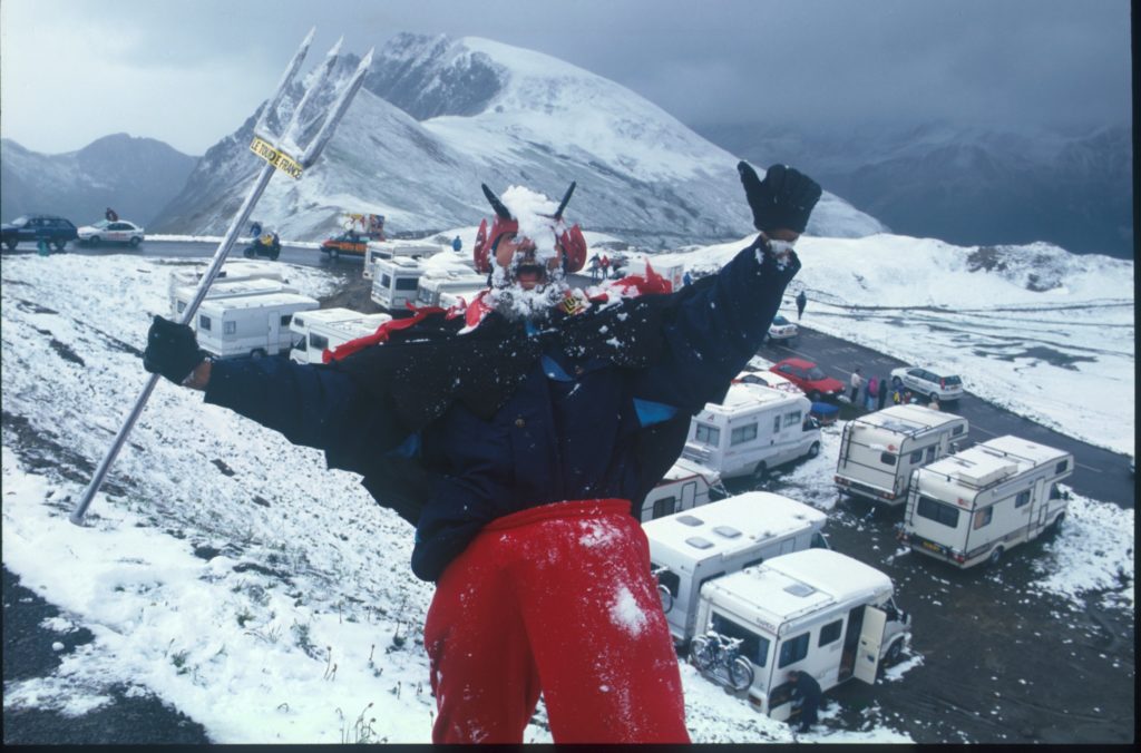 En 1996, Didi El Diablo (déjà présent) avait accueilli les coureurs sous la neige en haut du Galibier.