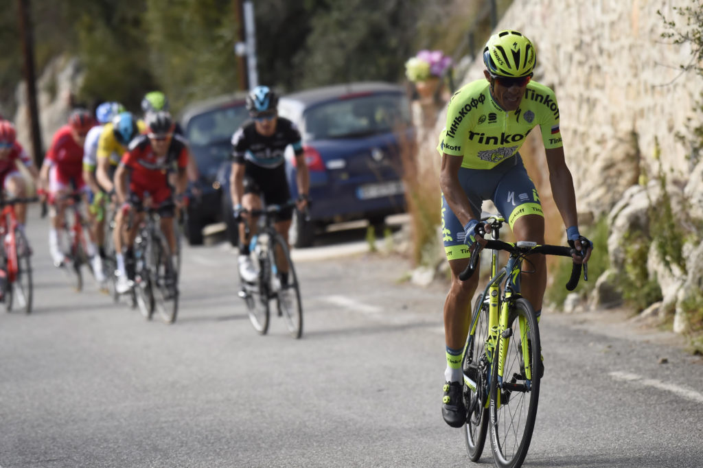 Alberto Contador tentant de faire craquer Geraint Thomas dans la dernière ascension de Paris-Nice 2016. Le gallois, auteur d’une ultime descente spectaculaire conservera 4 secondes sur l’espagnol pour l’emporter.