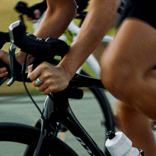 Femme sur un vélo de route
