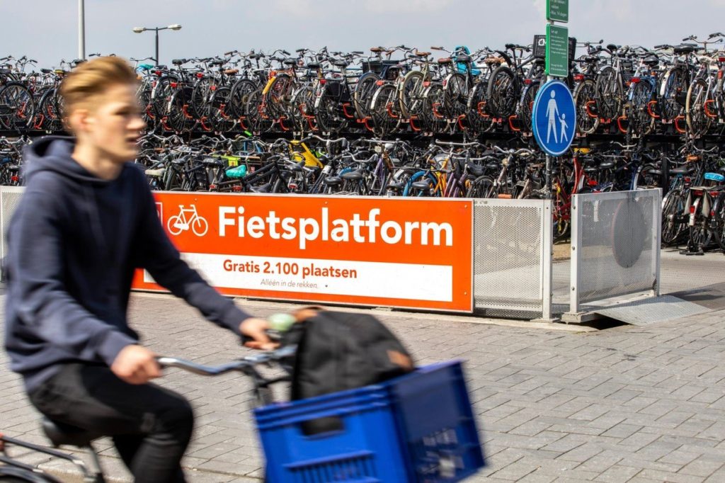 Garage à vélo à la gare centrale d’Amsterdam.