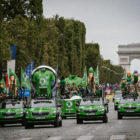 La caravane sur les Champs-Elysees