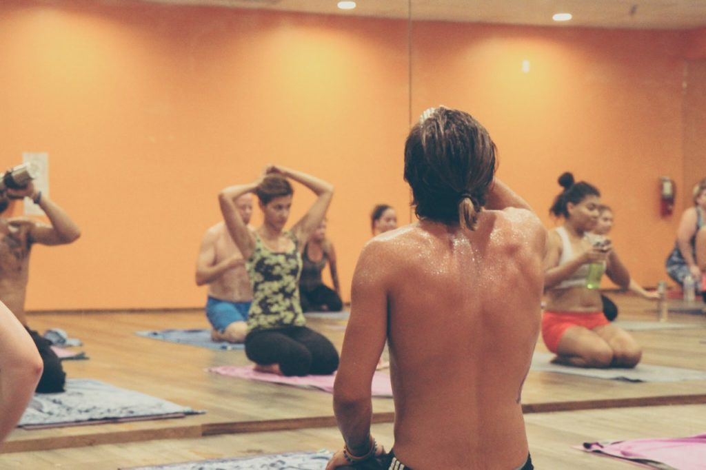 Les cours de hot yoga peuvent vous aider à vous habituer à la chaleur