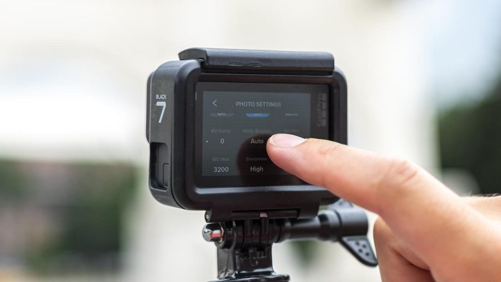 Sur la GoPro, les réglages peuvent se faire directement sur l’écran tactile situé à l’arrière de la caméra.