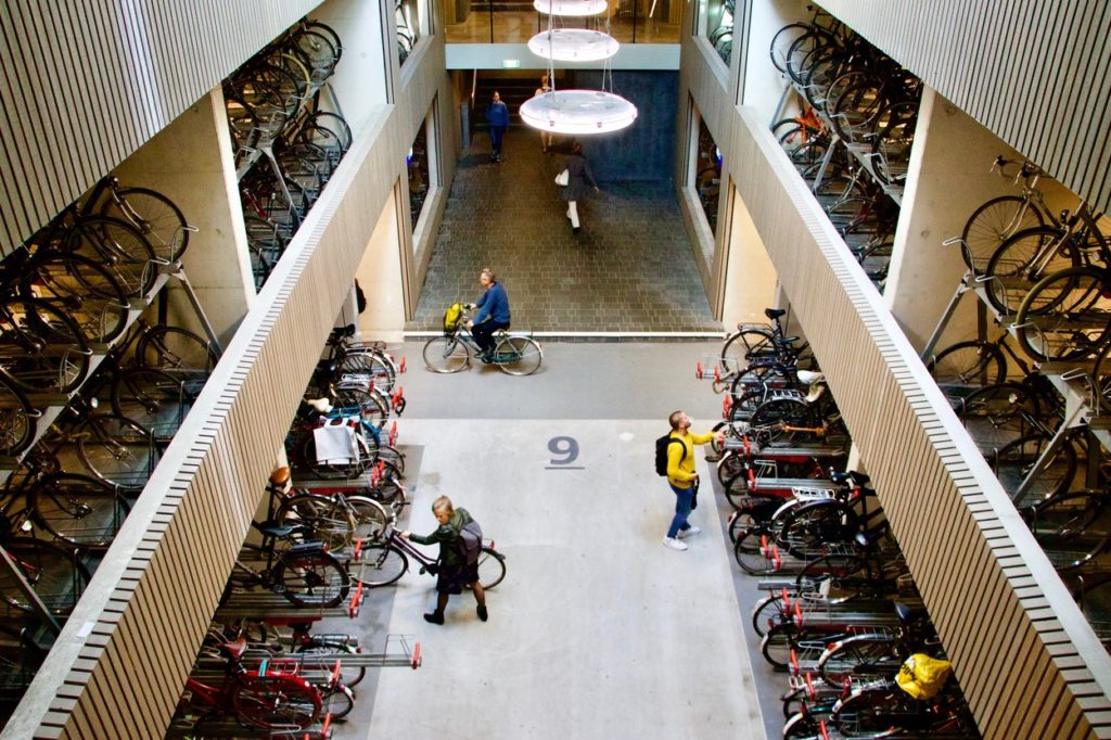 Un parking à vélo couvert à Utrecht (Pays-Bas).