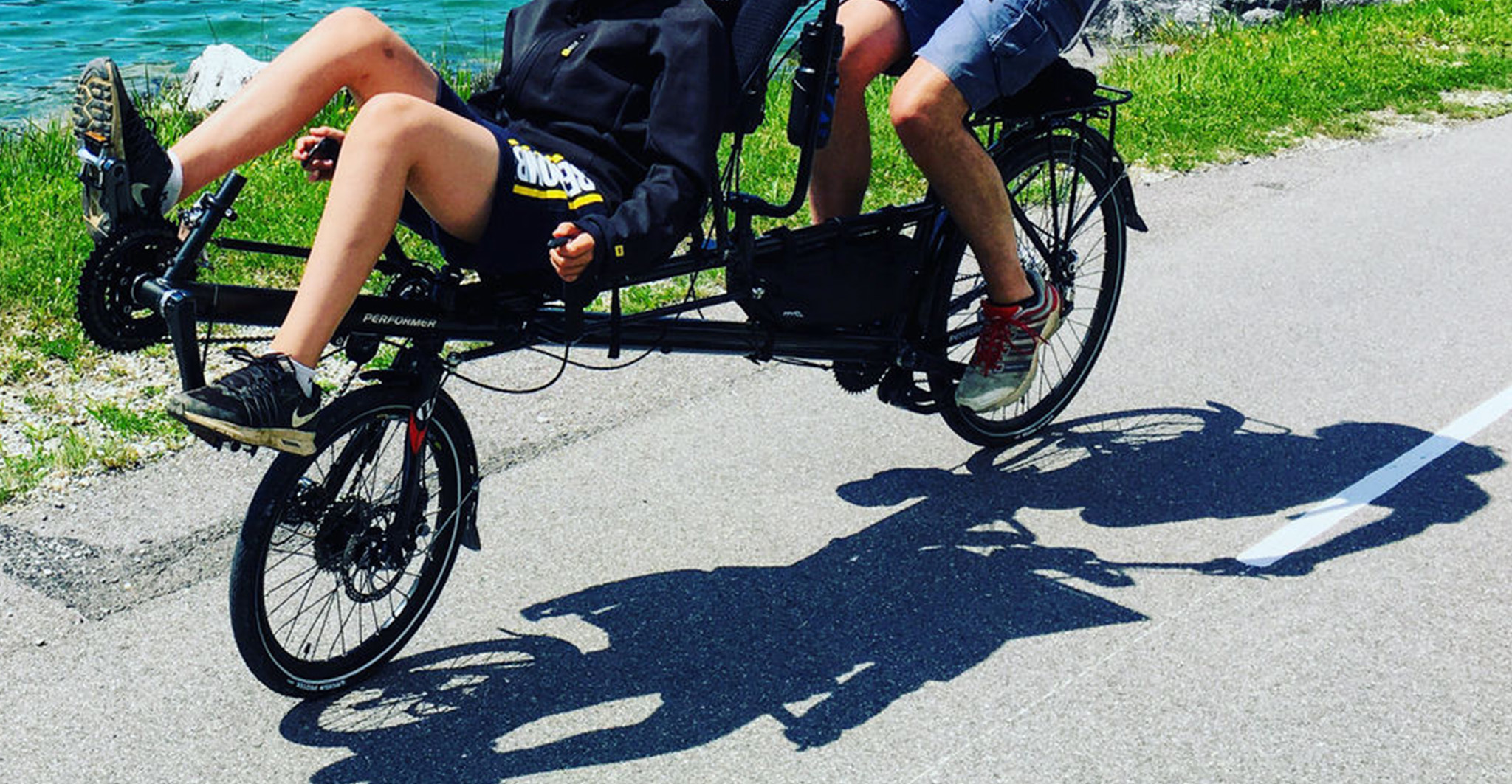 vélo tandem semi couché pour voyager avec les vélos de la famille