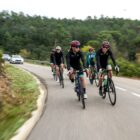 Peloton de cyclistes Škoda We Love Cycling habillés pour l'hiver en train de prendre un virage