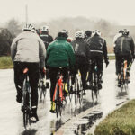 groupe de cyclisme faisant du vélo sous la pluie