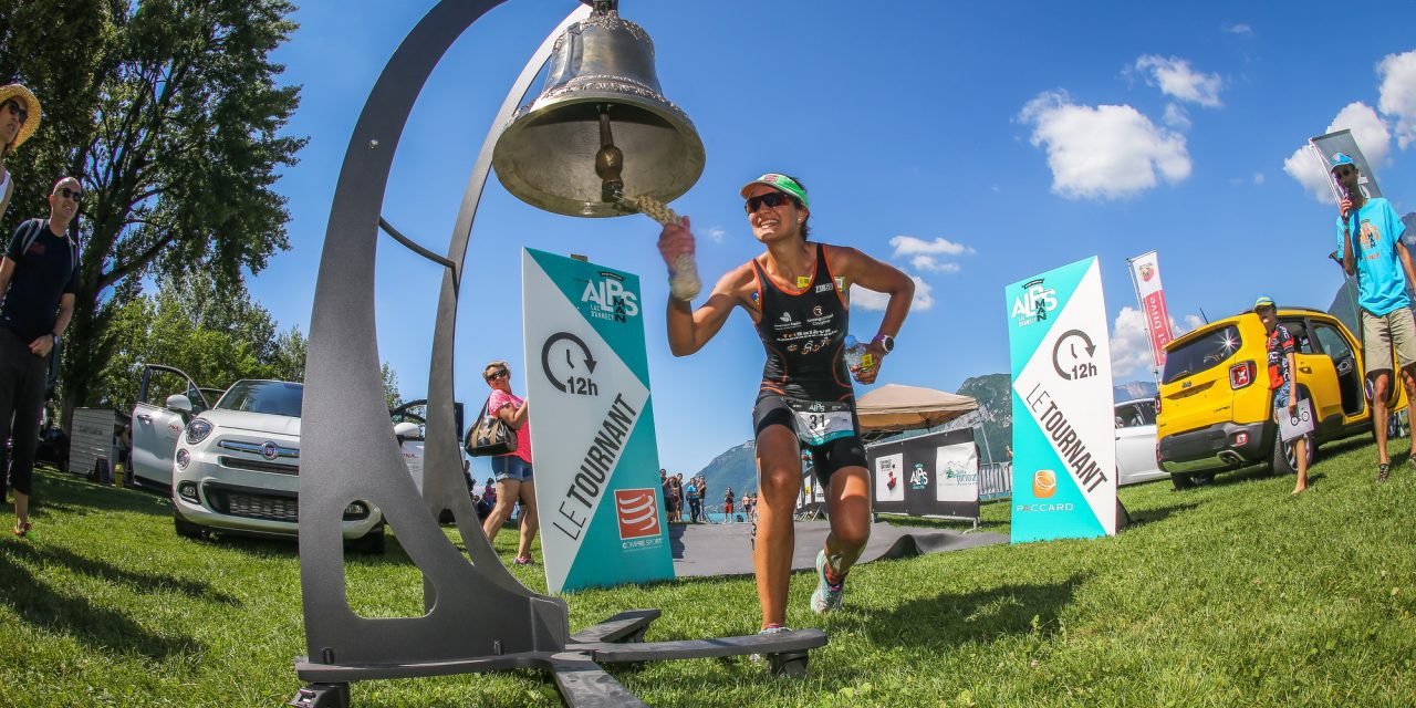 triathlète sonnant la cloche