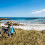 2 vélos sur une plage bretonne
