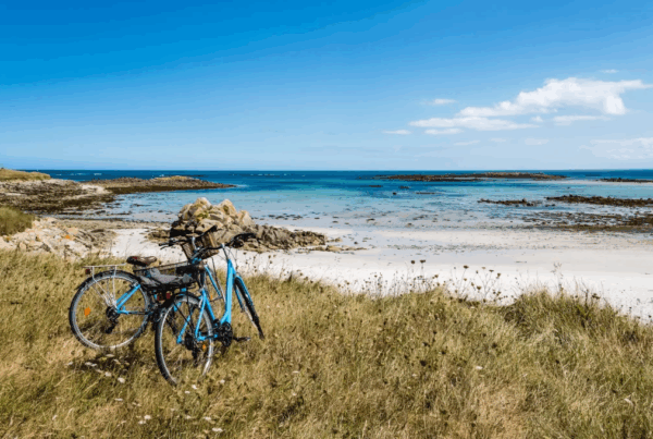 2 vélos sur une plage bretonne