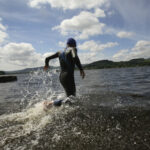 Triathlète rentrant dans l'eau