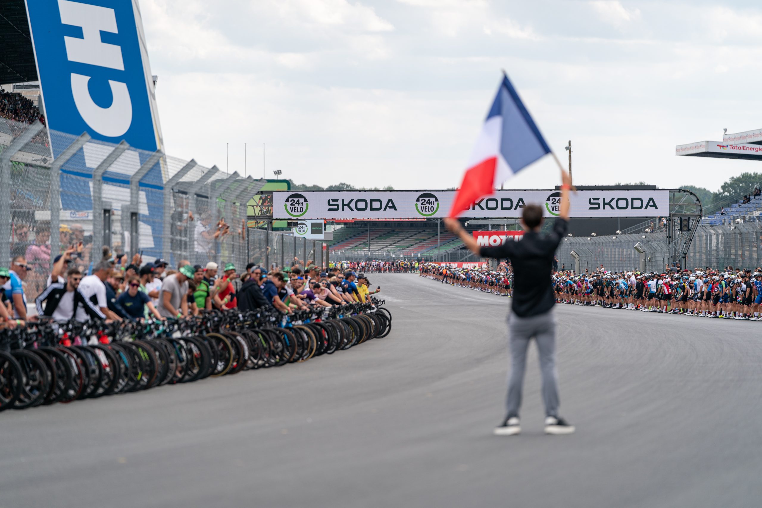 Cyclistes au top départ d'un course à vélo sur piste
