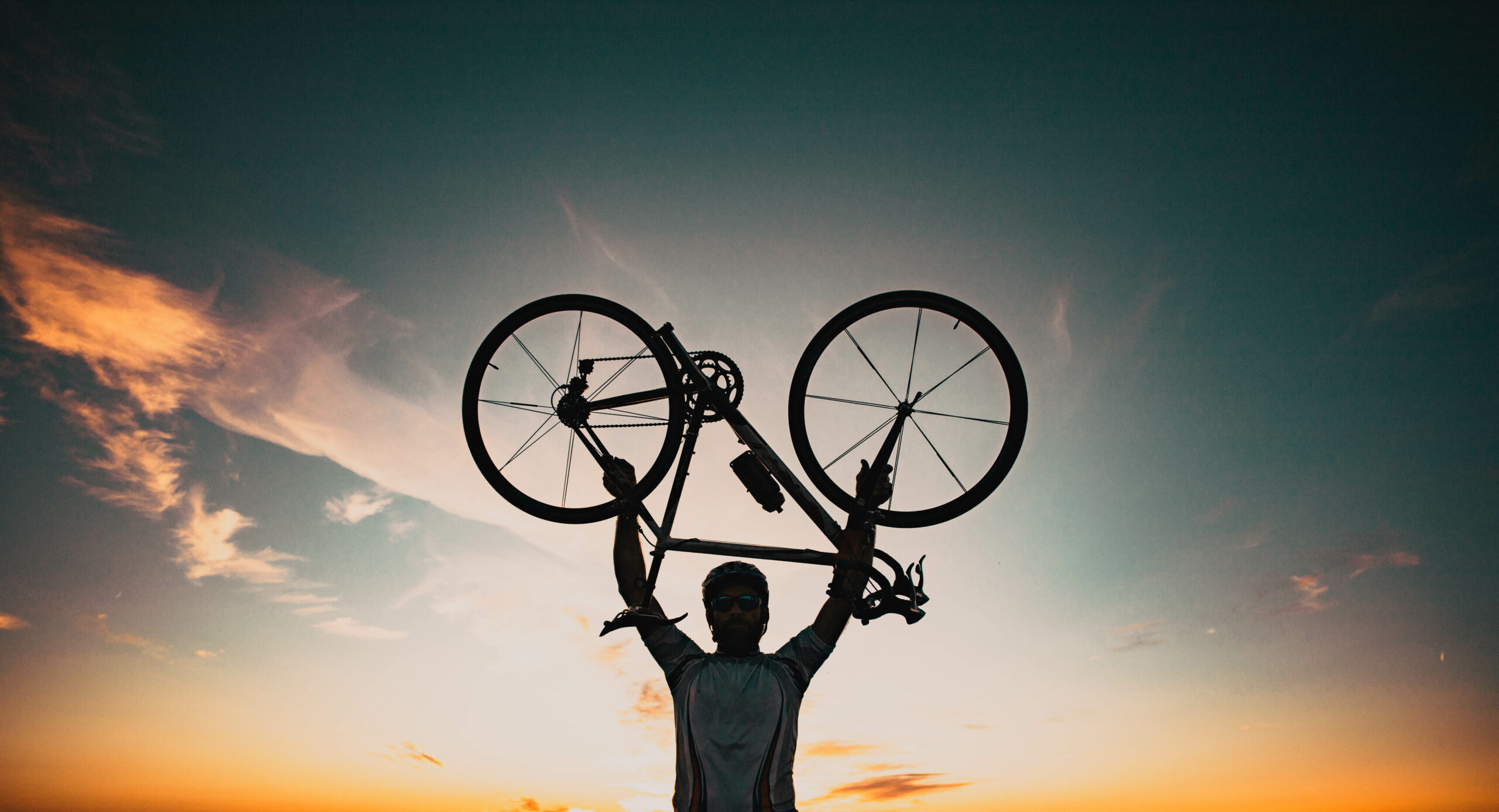 homme portant un vélo