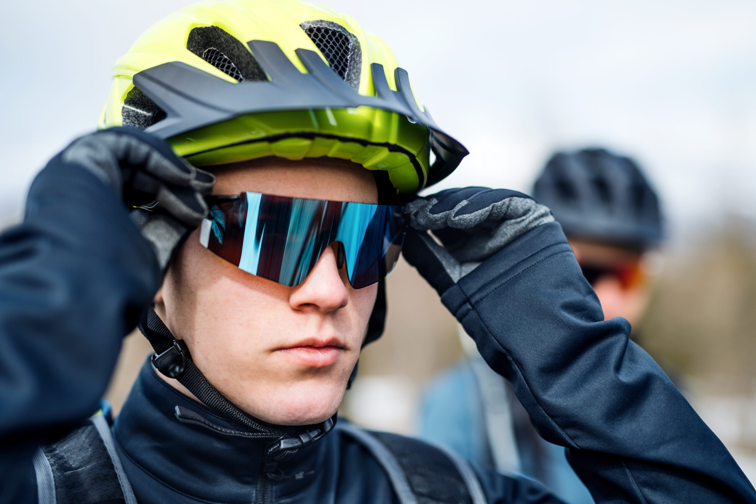 homme lunettes vélo
