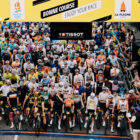 Peloton regroupé sous l'arche de départ de l'Etape du Tour 2025
