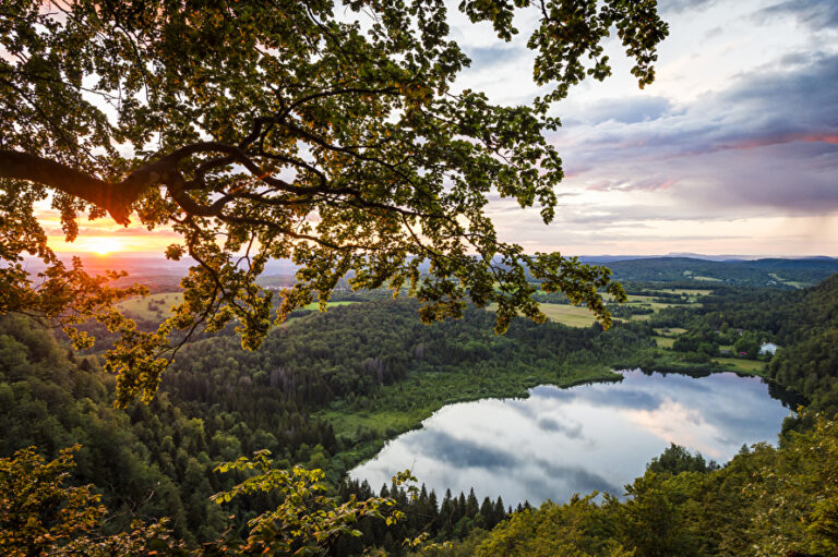 Vue sur le lac de Bonlieu avec coucher de soleil