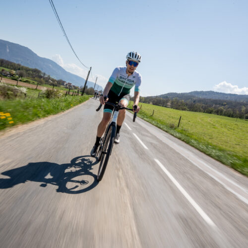 Mathieu Lapeyre qui roule seul sur un route