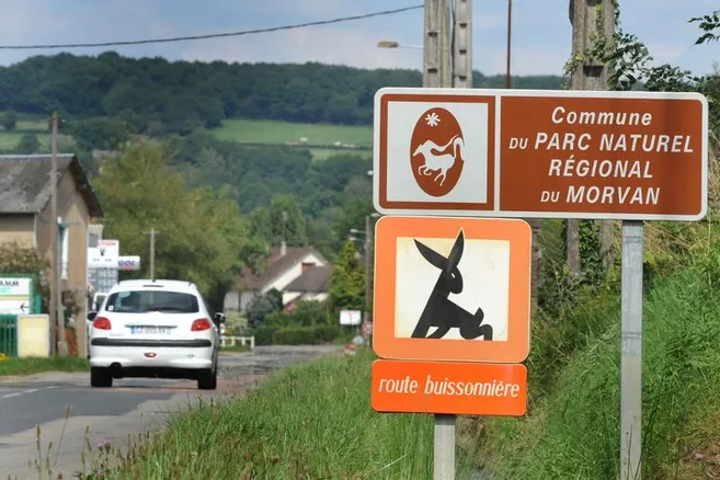 Panneau Route Buissonniere : fond blanc, bords rouge, lapin noir