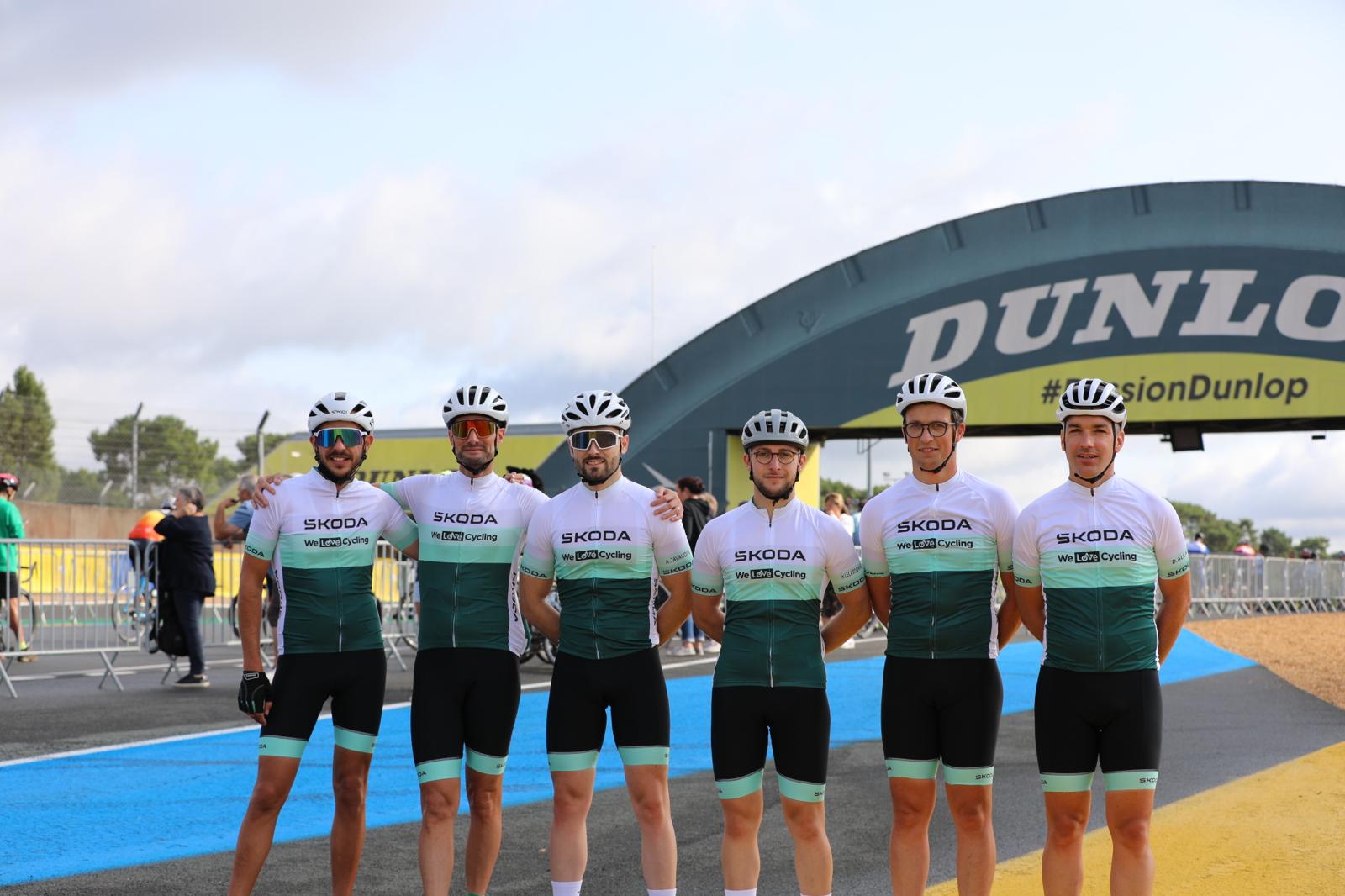 Notre équipe Škoda We Love Cycling devant la passerelle Dunlop au Mans