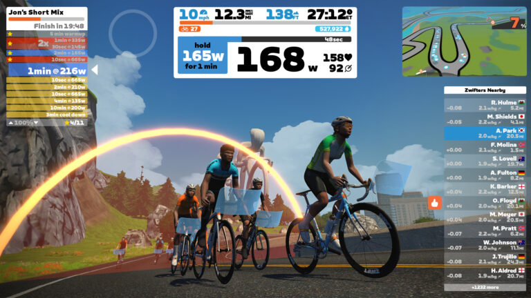 écran Zwift avec cycliste virtuel, données techniques, entrainement