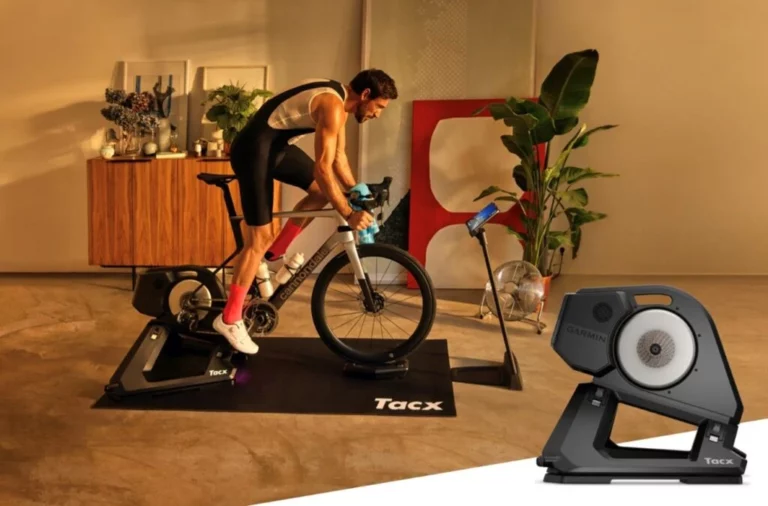 cycliste sur home trainer à la maison