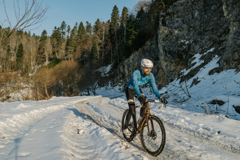cycliste dans la neige