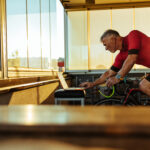 homme sur home trainer lance une sortie virtuelle sur son ordinateur