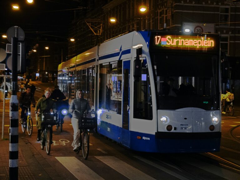 cyclistes en ville de nuit à côté d'un bus