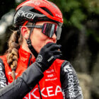 Une cycliste pro qui mange un gâteau de riz