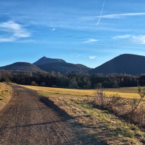 Un sentier gravel avec vue sur le Puy de Dôme