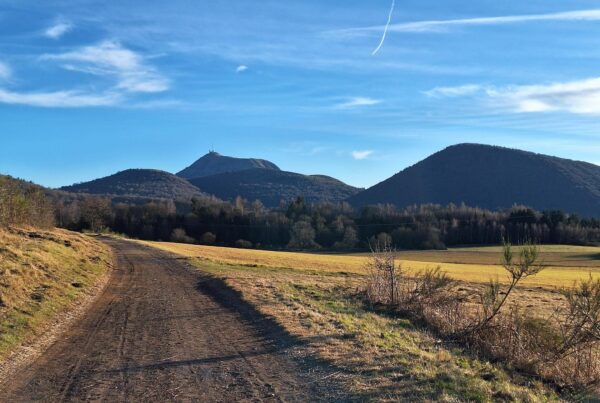 Un sentier gravel avec vue sur le Puy de Dôme