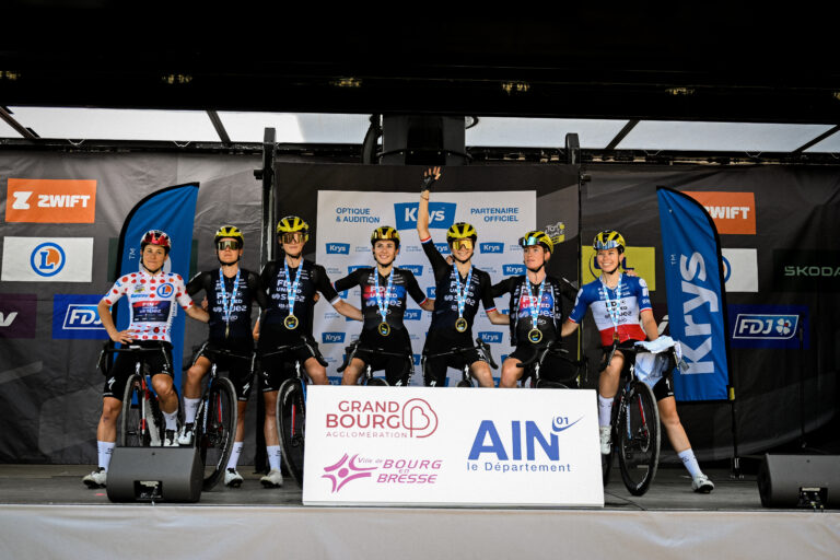 7 coureuses de la FDJ-Suez sur le podium avec autour du cou la médaille de meilleure équipe du Tour de France Femmes avec Zwift