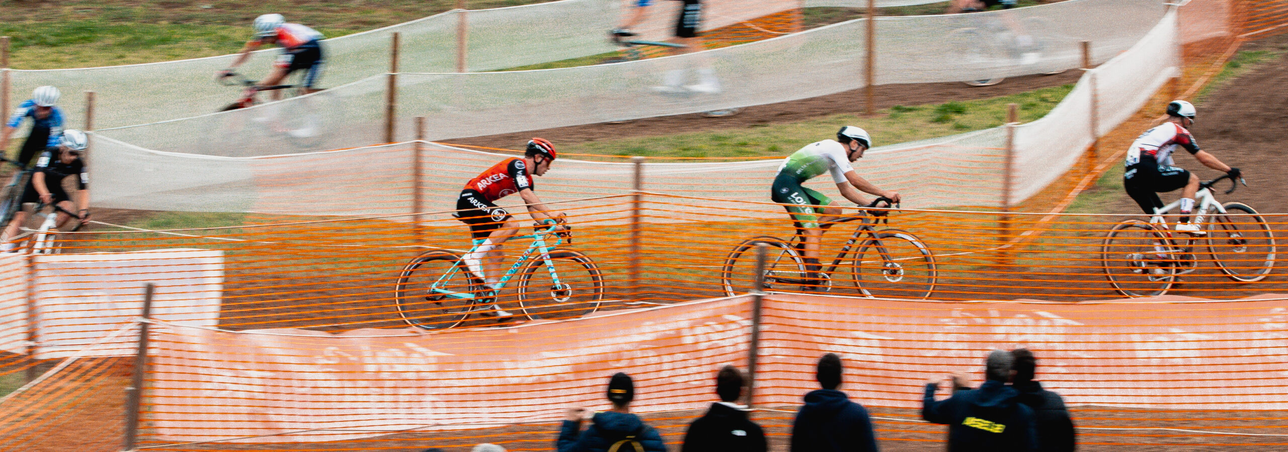 Une différence majeure entre la route et le cyclo-cross est la technicité du parcours proposé et les obstacles à franchir