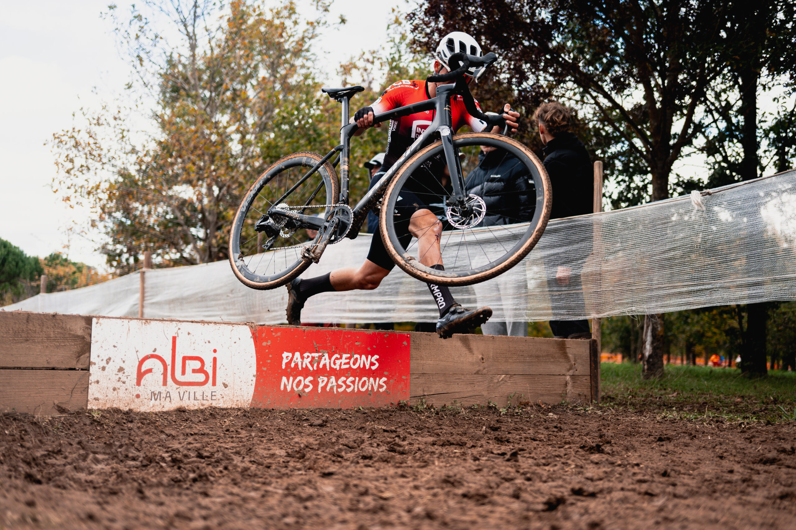 Franchir des obstacles, c'est une différence majeure entre la route et le cyclo-cross