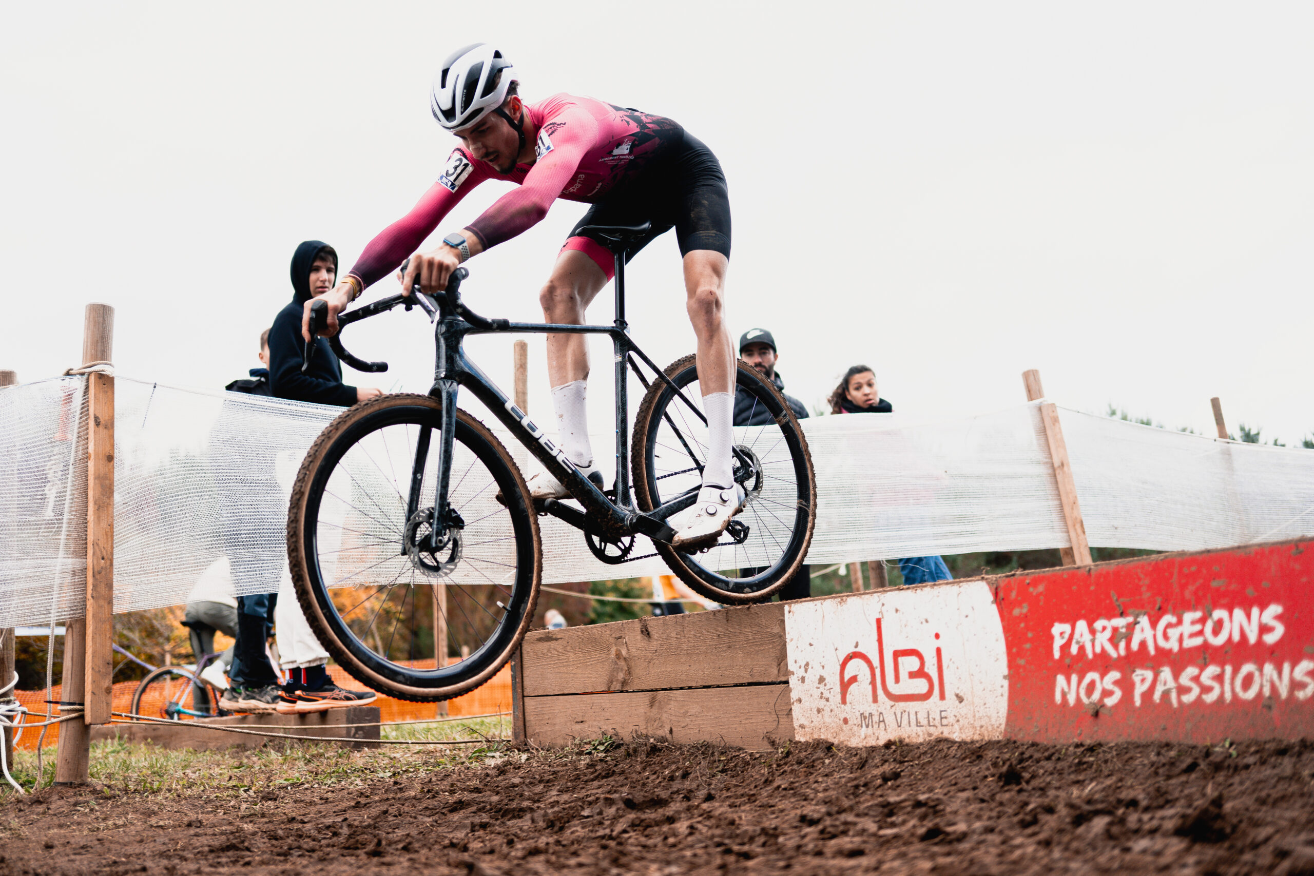 Franchir des obstacles, c'est une différence majeure entre la route et le cyclo-cross