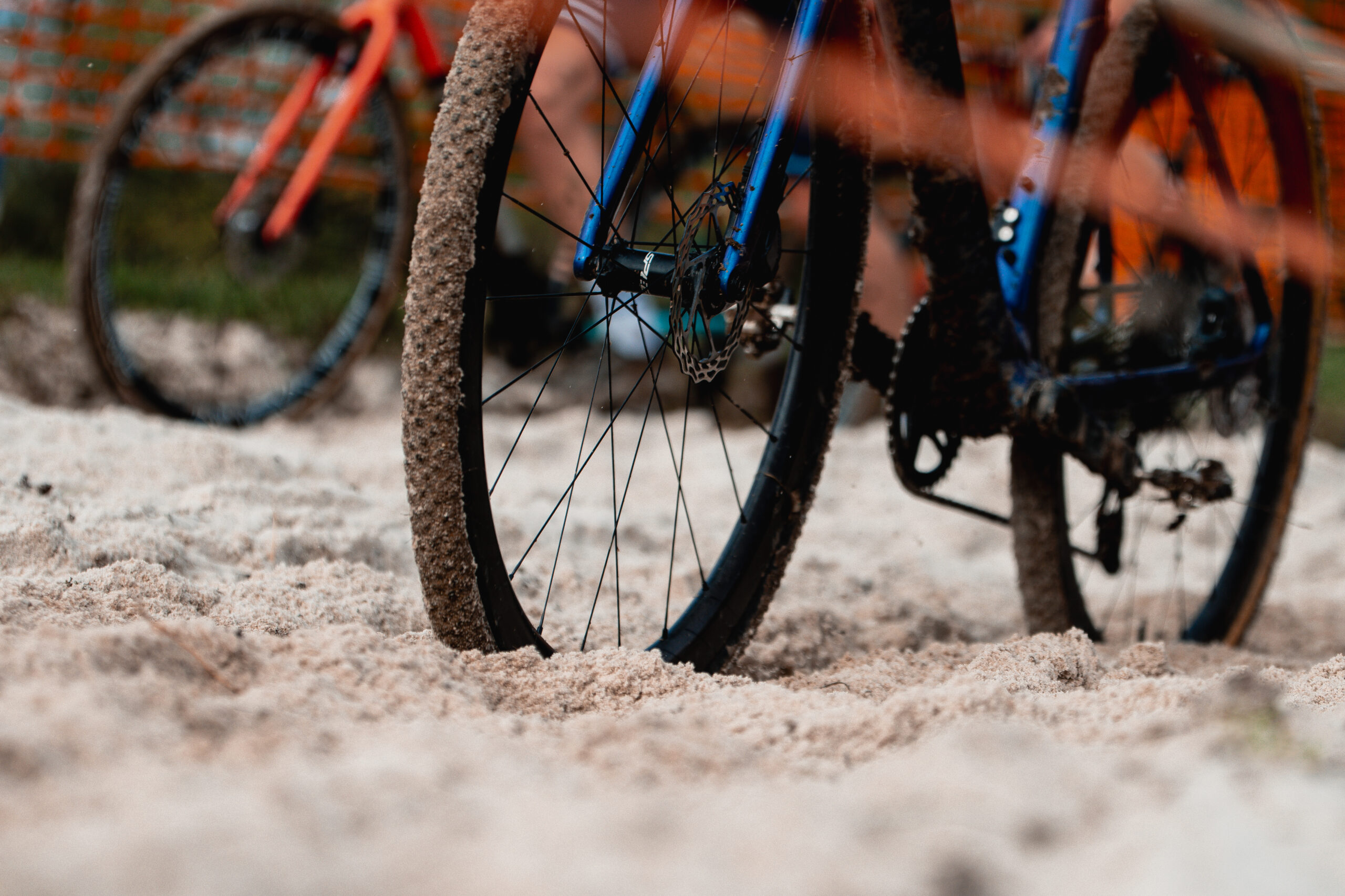 Parmi les différences majeures entre la route et le cyclo-cross, il y a le terrain sur lequel les coureurs évoluent