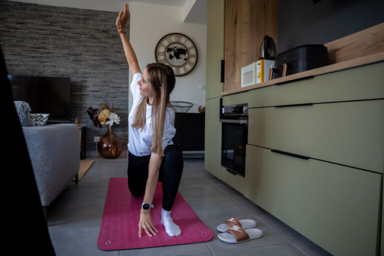 Evita Muzic s'étire sur un tapis de yoga