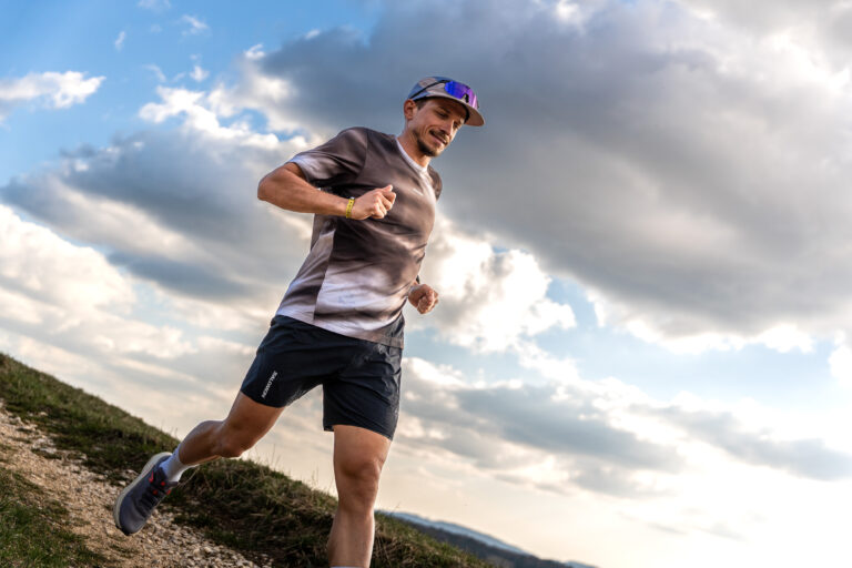 Mathieu Blanchard en train de courir sur des chemins de gravier
