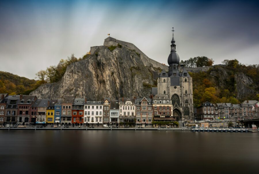 Vue sur Dinant depuis la Meuse