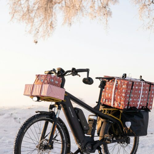 vélo qui transporte 4 cadeaux emballés