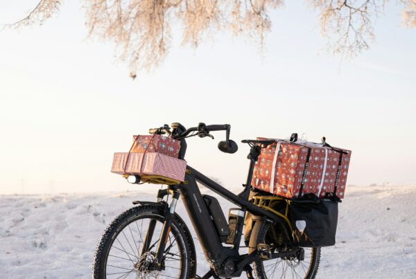 vélo qui transporte 4 cadeaux emballés