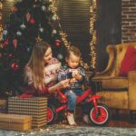 Un enfant déballant un vélo à Noël