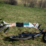 Cycliste allongée illustrant l'importance du repos en cyclisme.