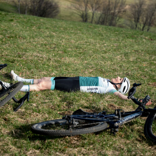 Cycliste allongée illustrant l'importance du repos en cyclisme.