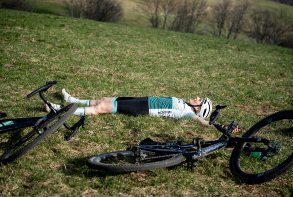 Cycliste allongée illustrant l'importance du repos en cyclisme.