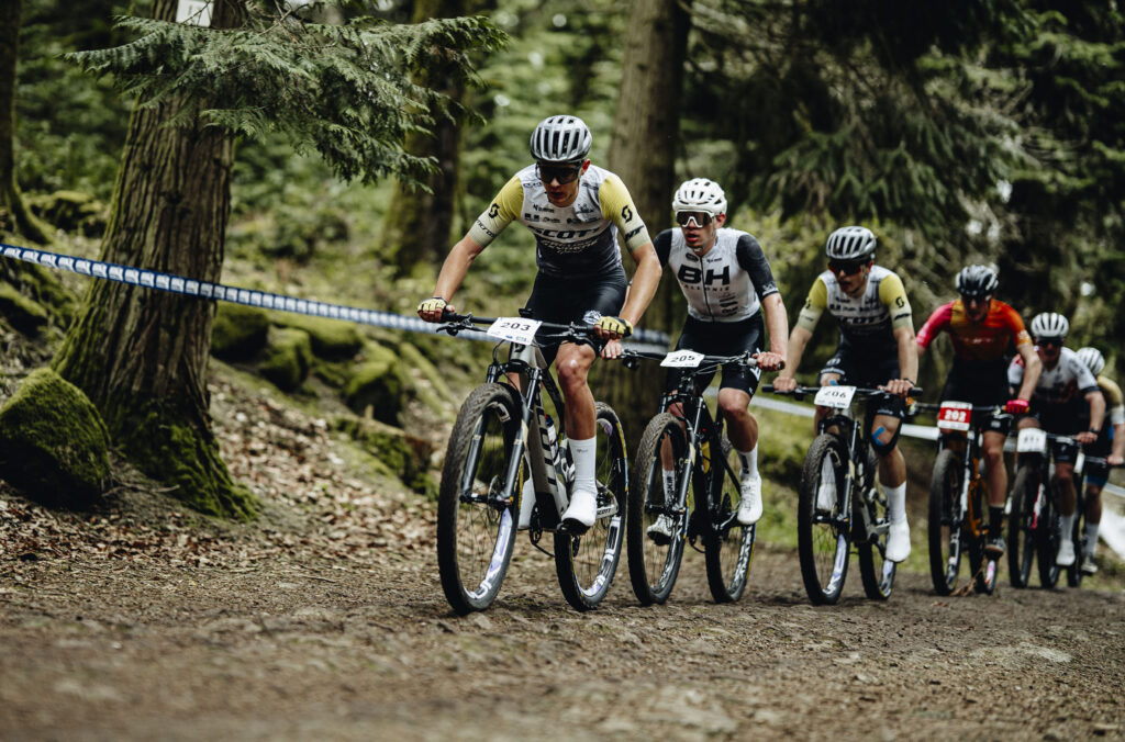 Peloton de vététistes lors d'une manche de coupe de france de VTT