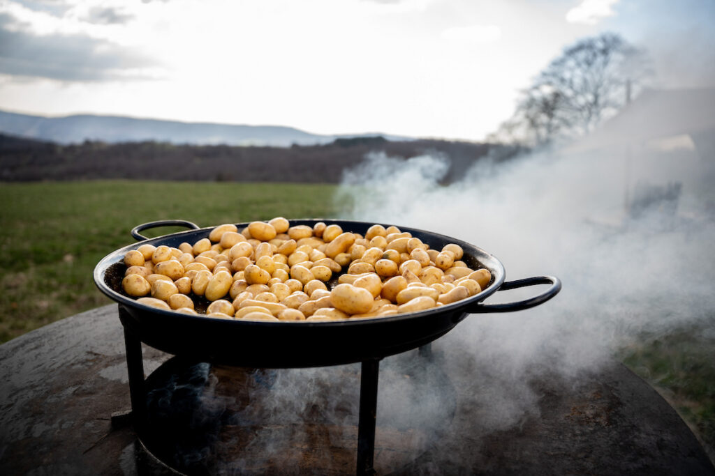 Week-end cohésion 2025 / Škoda We Love Cycling Un brasero vous attend sur le bivouac