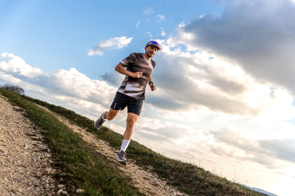 Week-end cohésion 2025 / Škoda We Love Cycling / Shooting ambassadeurs Mathieu Blanchard, athlète Škoda, sur un chemin de trail