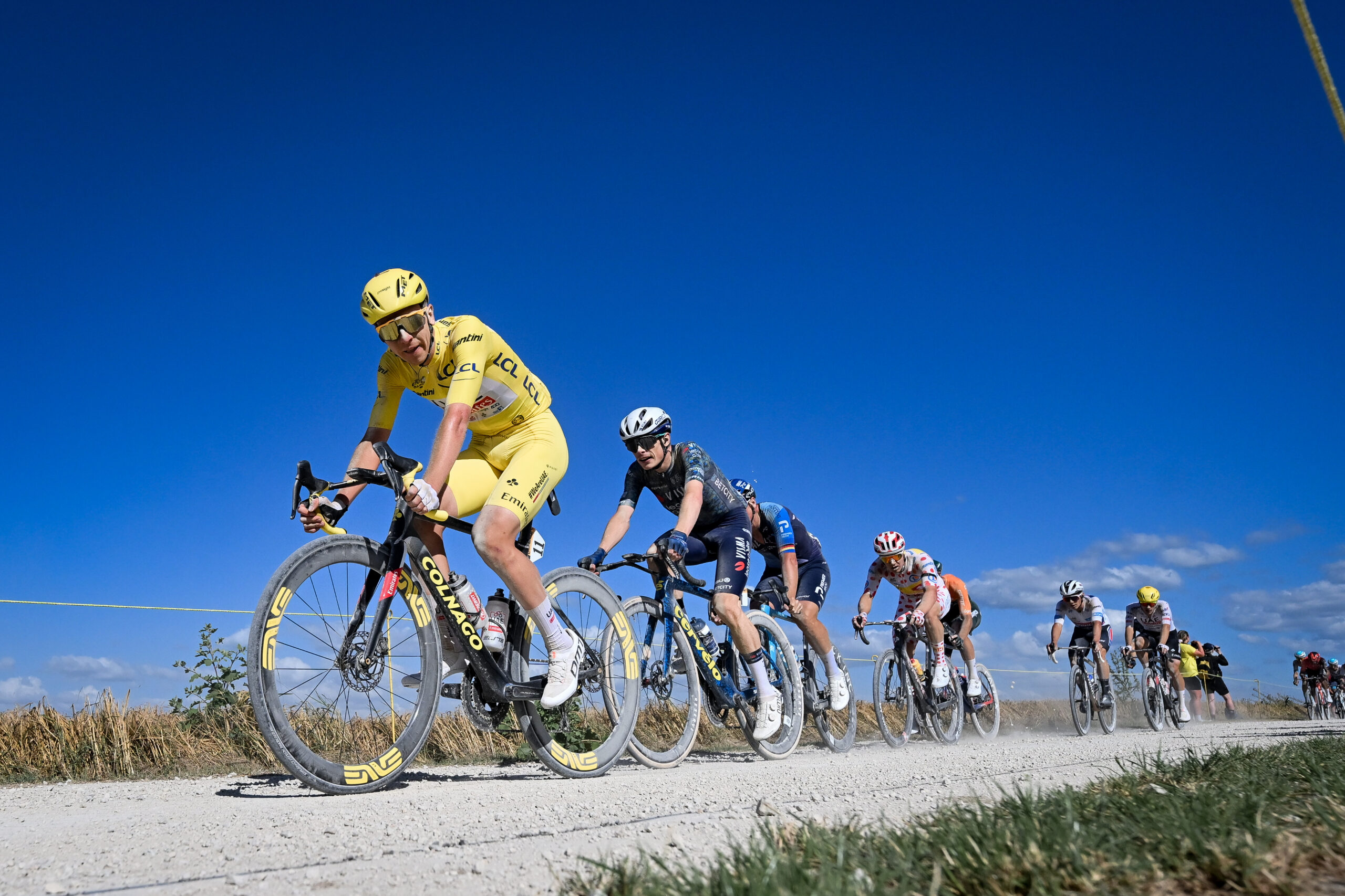 Coureur en maillot jaune sur une section de chemin blanc lors d'une étape du Tour de France